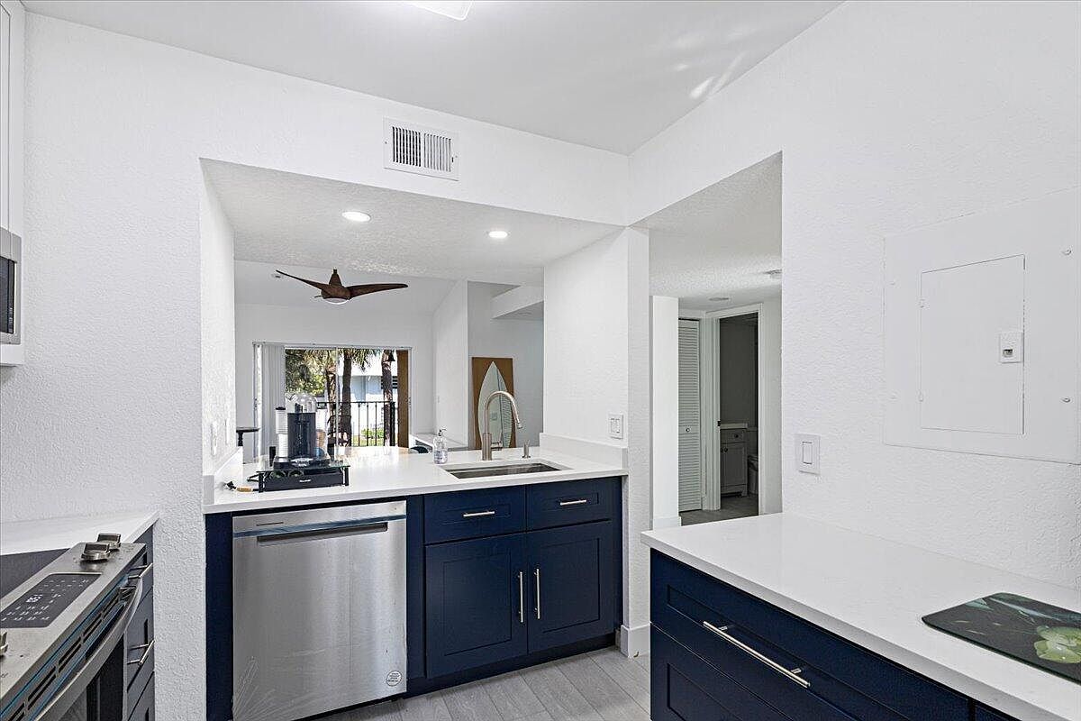 1105 Lake Shore Dr APT 202 Lake Park, FL 33403 - Thumbnail 3