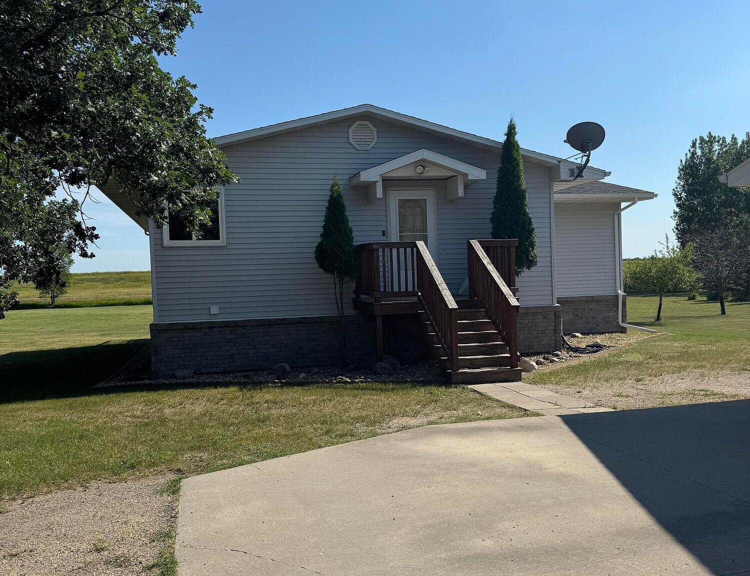 2435 12th Ave SW Devils Lake, ND 58301 - Thumbnail 3