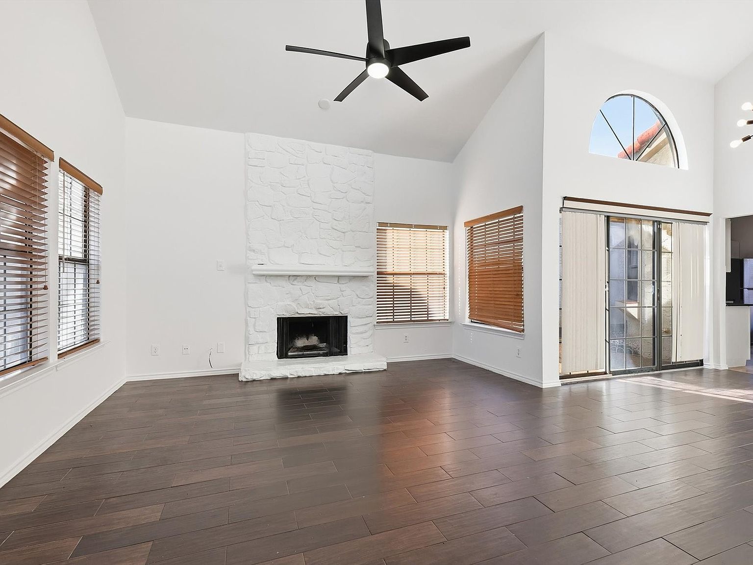 625 Fiesta Cir Irving, TX 75063 - Thumbnail 3