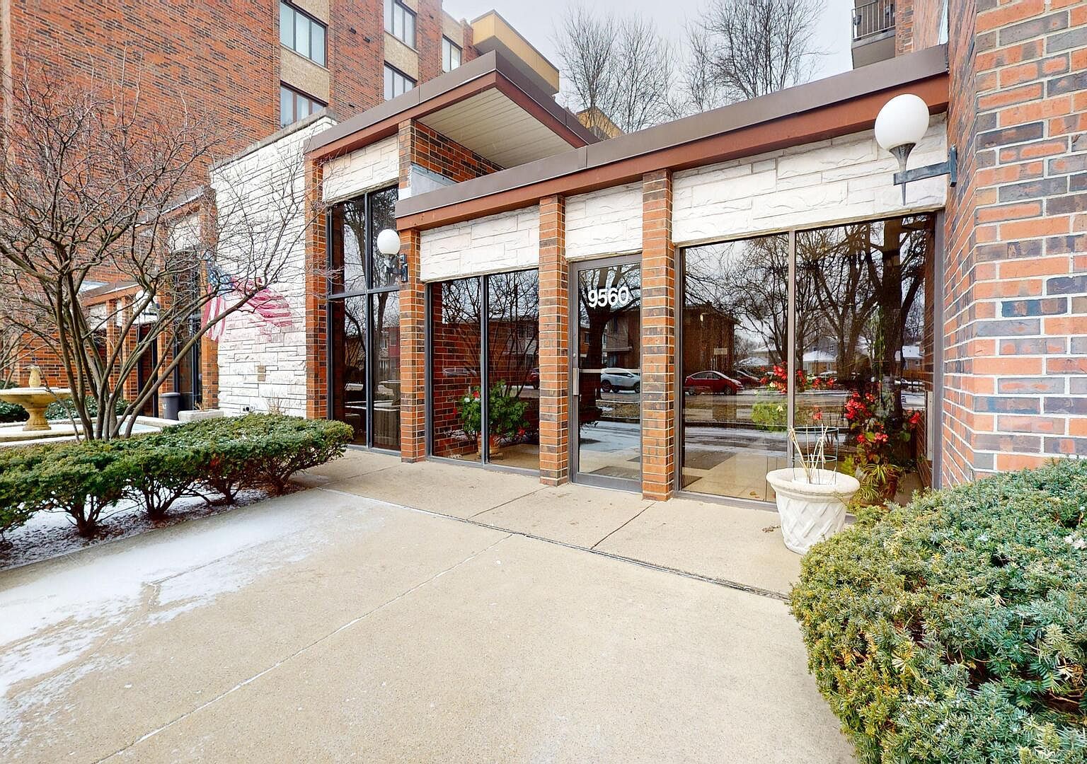 9560 Gross Point Rd APT 404B Skokie, IL 60076 - Thumbnail 3