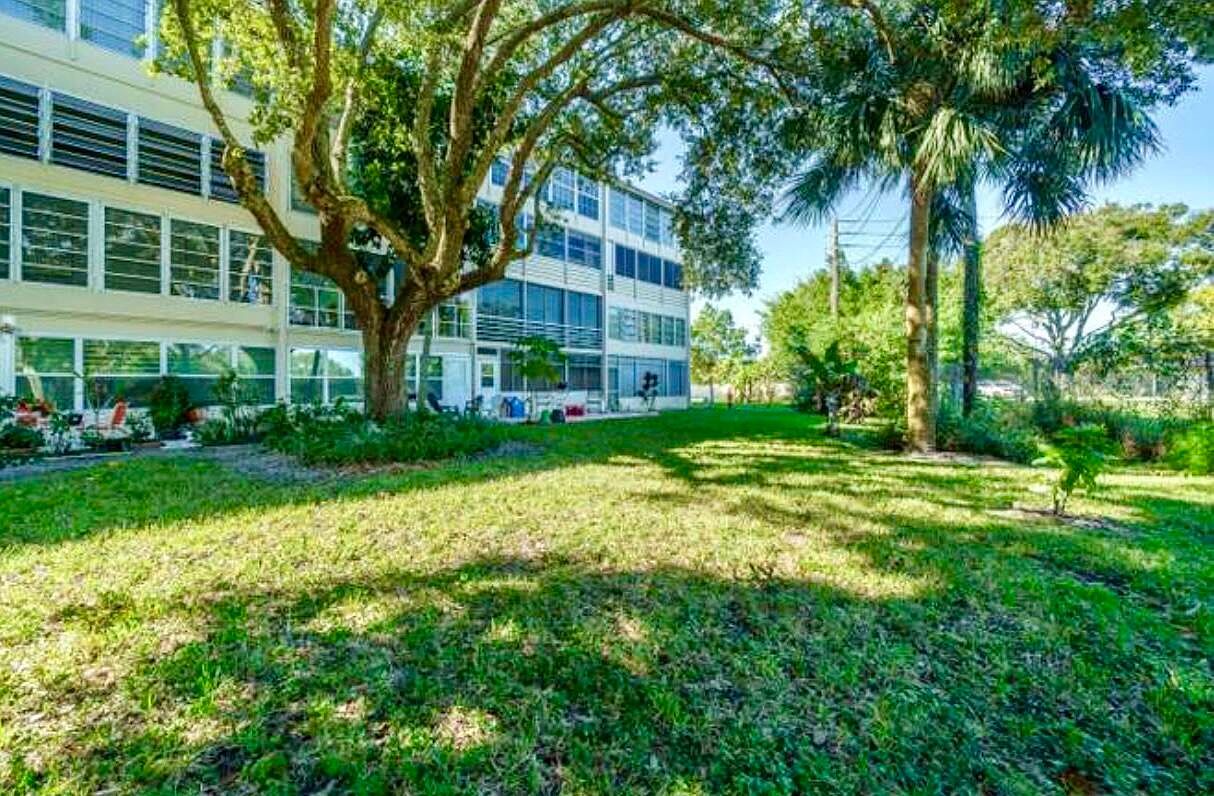 203 Southampton #A West Palm Beach, FL 33417 - Thumbnail 3