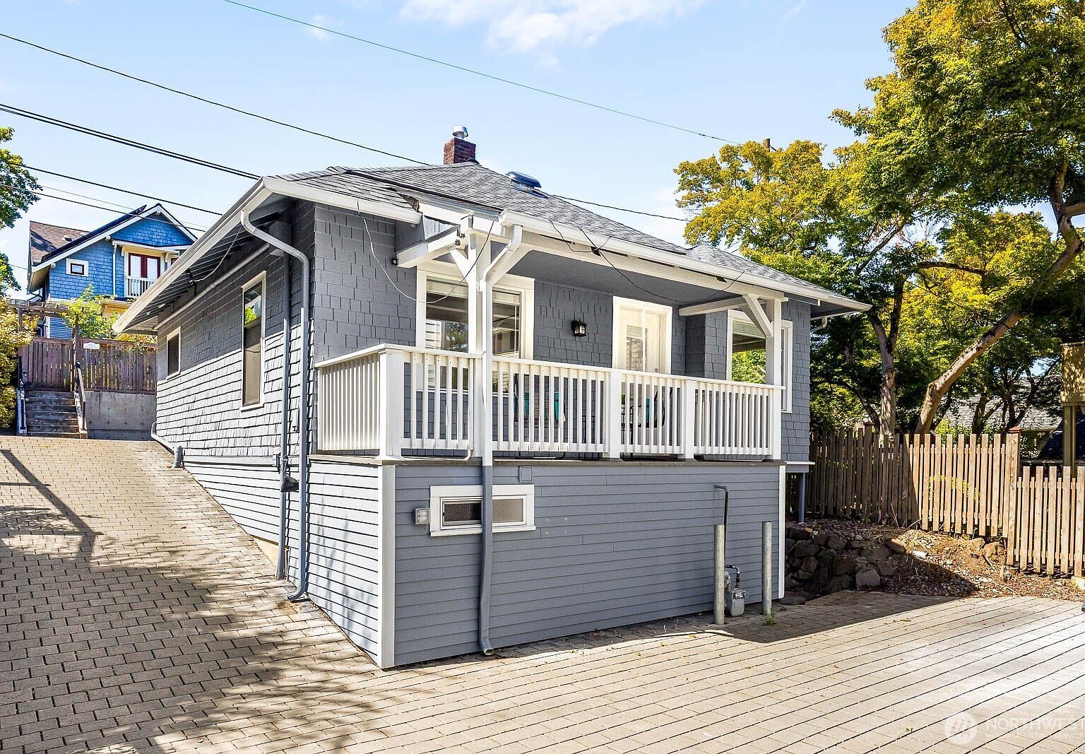 2423 3rd Ave W Seattle, WA 98119 - Thumbnail 3