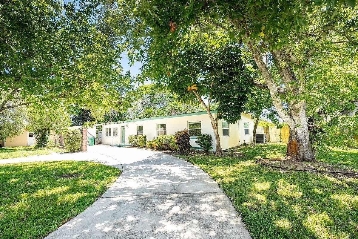 426 SE Tranquilla Ave Port Saint Lucie, FL 34983 - Thumbnail 3