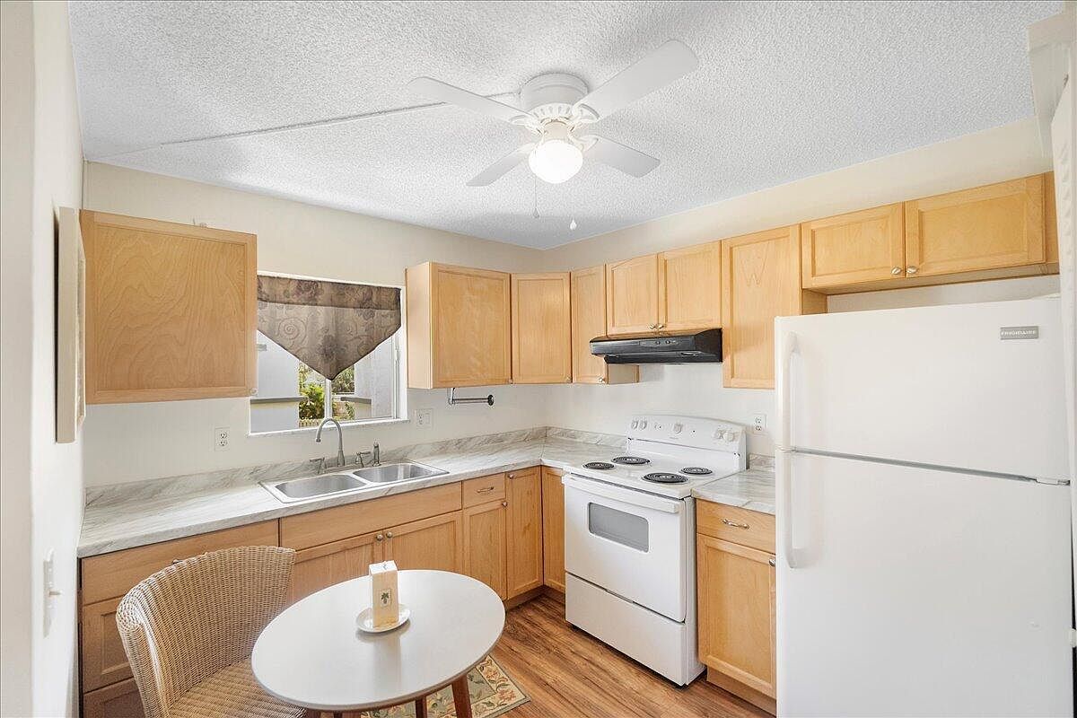 1551 NE 13th Ter APT A13 Jensen Beach, FL 34957 - Thumbnail 3