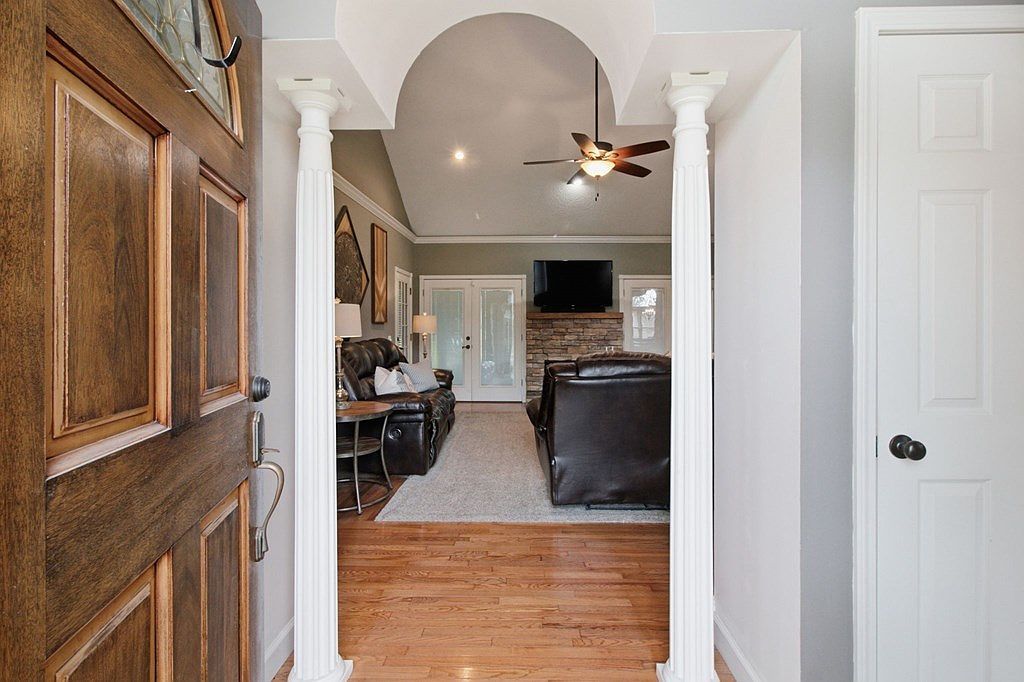 1305 Oakbrook Dr Paris, TN 38242 - Thumbnail 3