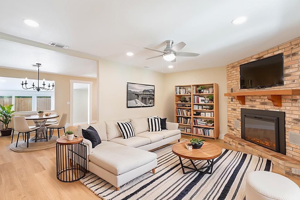 103 W Centre St Fredericksburg, TX 78624 - Thumbnail 3