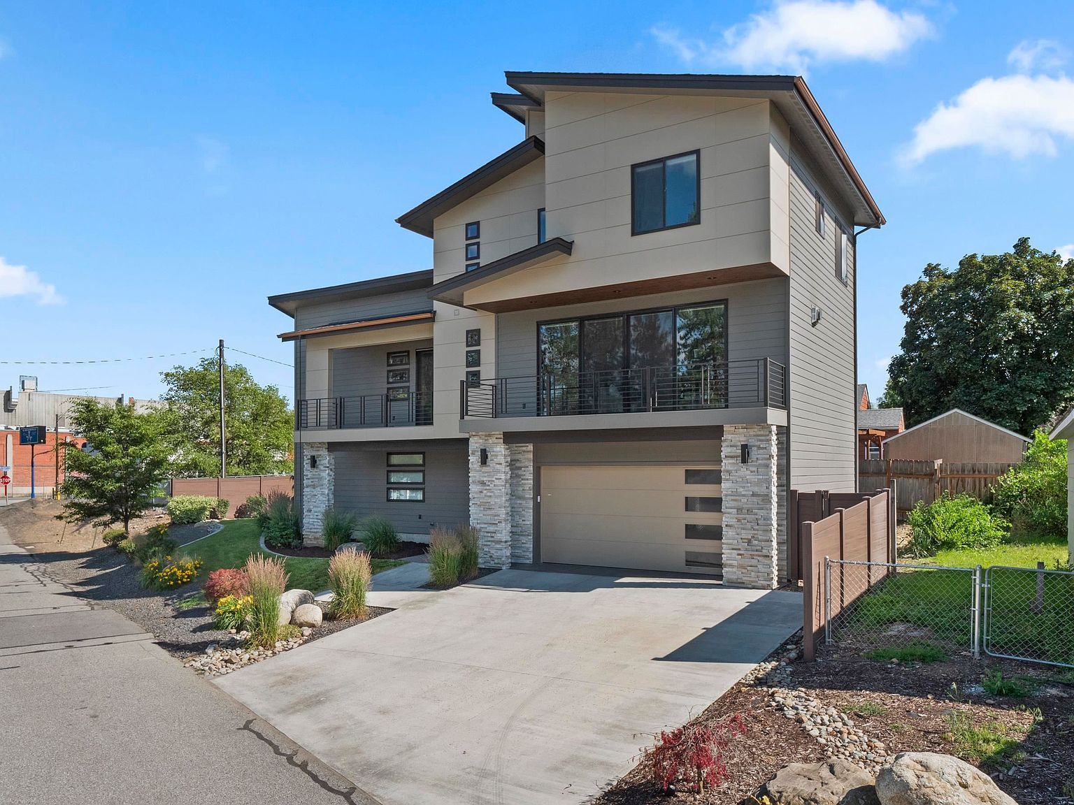 8928 E South Riverway Ave Millwood, WA 99212 - Thumbnail 3