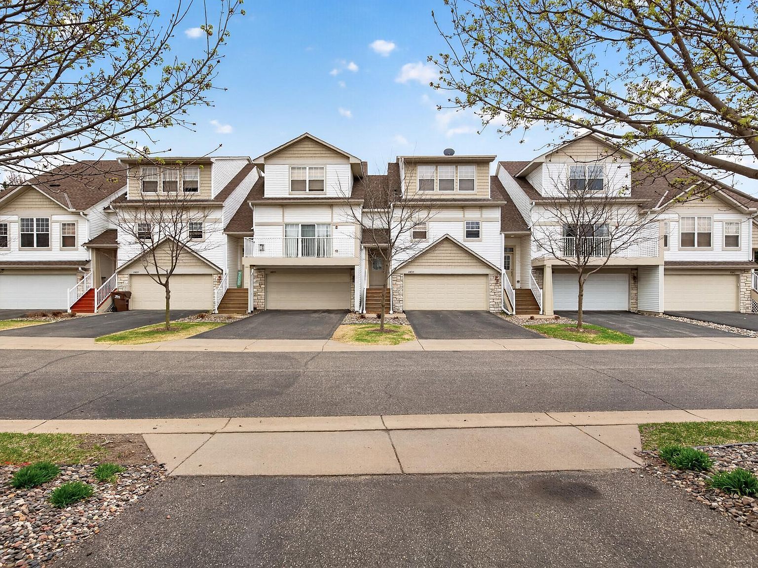 10859 Kingsfield Ln Woodbury, MN 55129 - Thumbnail 3