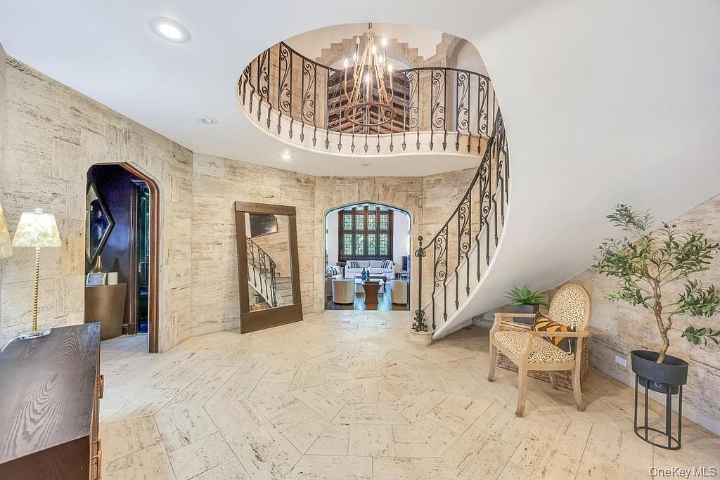 65 Clover Dr Great Neck, NY 11021 - Thumbnail 3