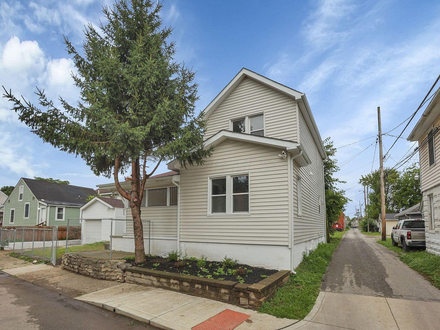 351 Dakota Ave Columbus, OH 43223 - Thumbnail 3