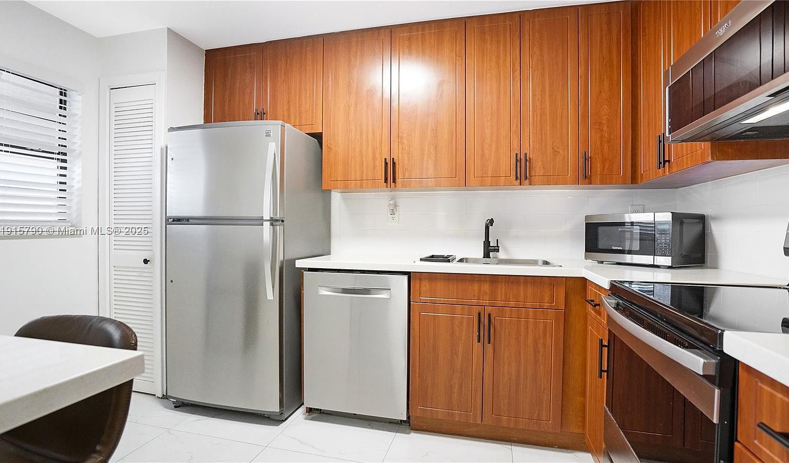 8255 Abbott Ave APT 403 Miami Beach, FL 33141 - Thumbnail 3