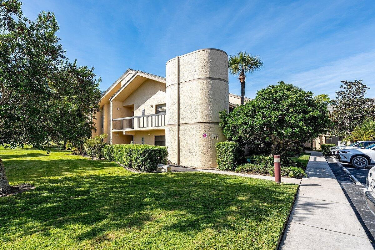 9430 Meadowood Dr APT 205 Fort Pierce, FL 34951 - Thumbnail 3