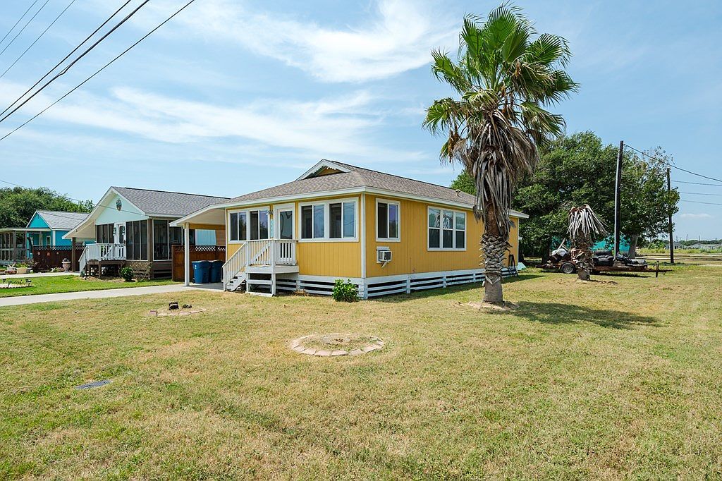 1003 S Pearl St Rockport, TX 78382 - Thumbnail 3