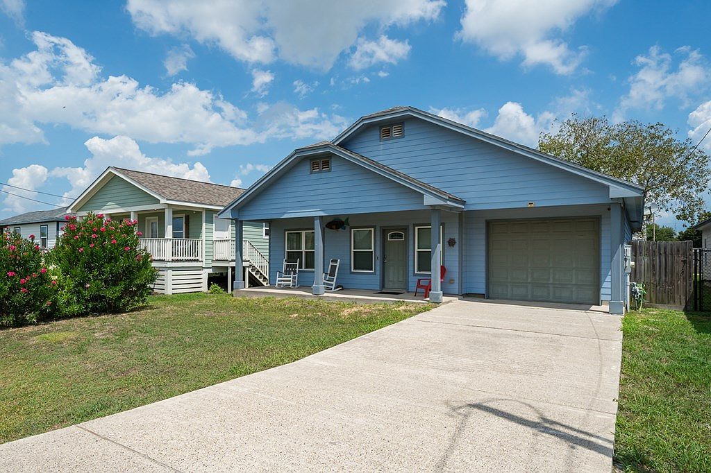 606 E Hackberry St Rockport, TX 78382 - Thumbnail 3
