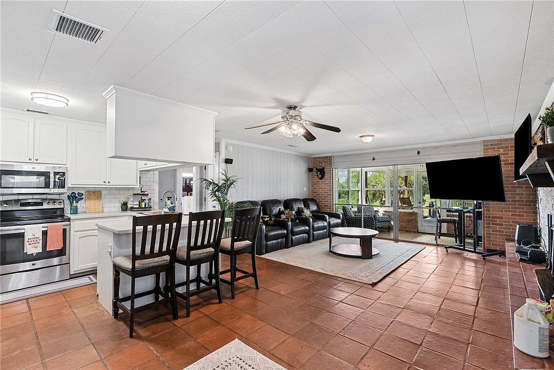 180 Freeman Cir George West, TX 78022 - Thumbnail 3