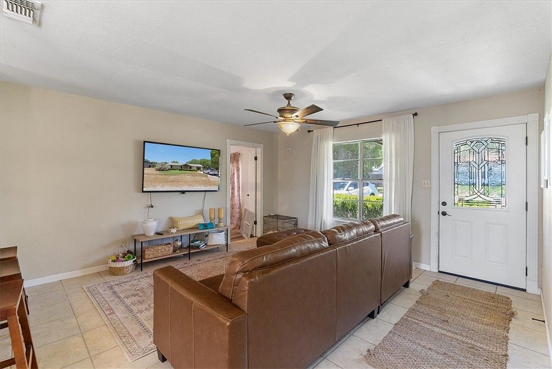 1304 Amy St George West, TX 78022 - Thumbnail 3