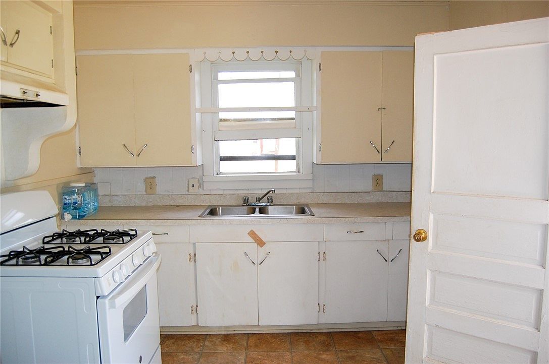 201 S Alta Vista St Beeville, TX 78102 - Thumbnail 3