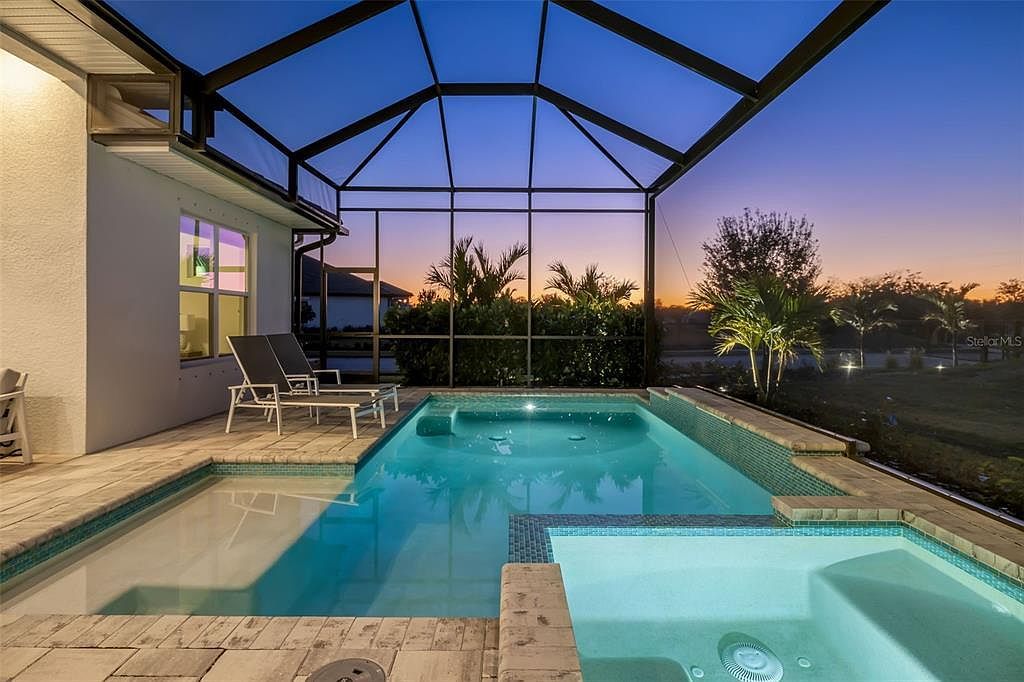 4677 Antrim Dr Sarasota, FL 34240 - Thumbnail 3