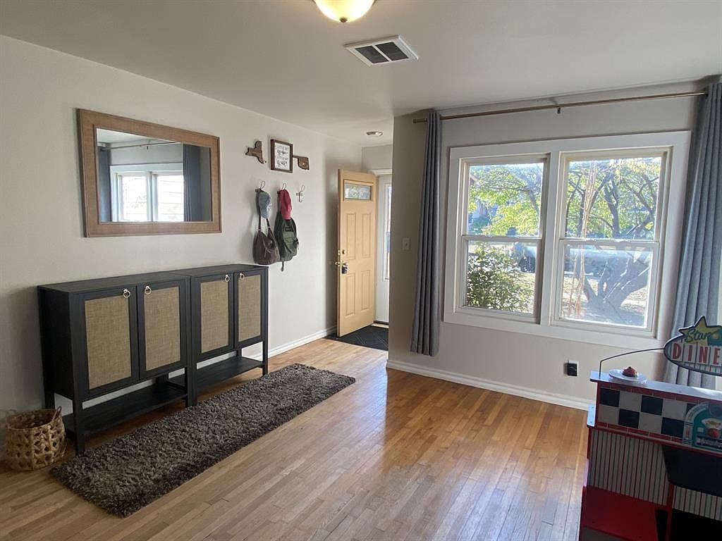 227 E California St Walters, OK 73572 - Thumbnail 3