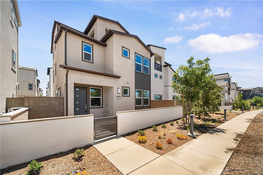 410 Lobata Irvine, CA 92618 - Thumbnail 3