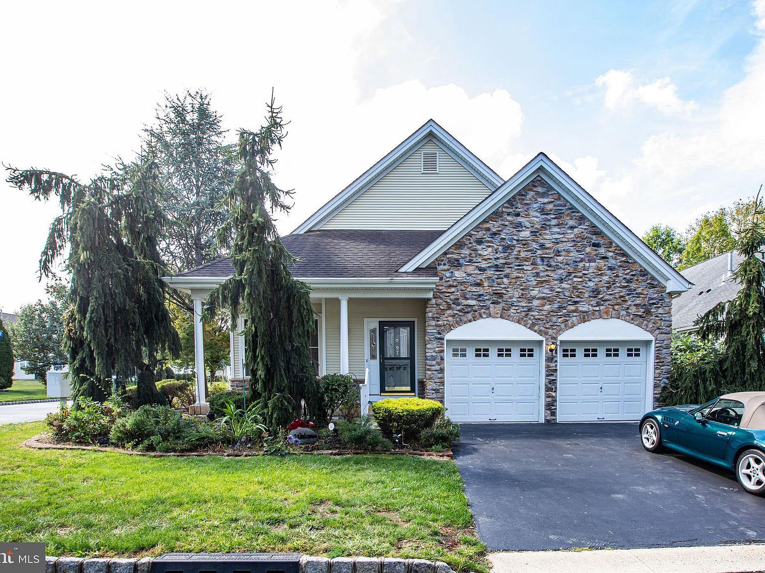 97 Hummingbird Dr Hamilton, NJ 08690 - Thumbnail 3