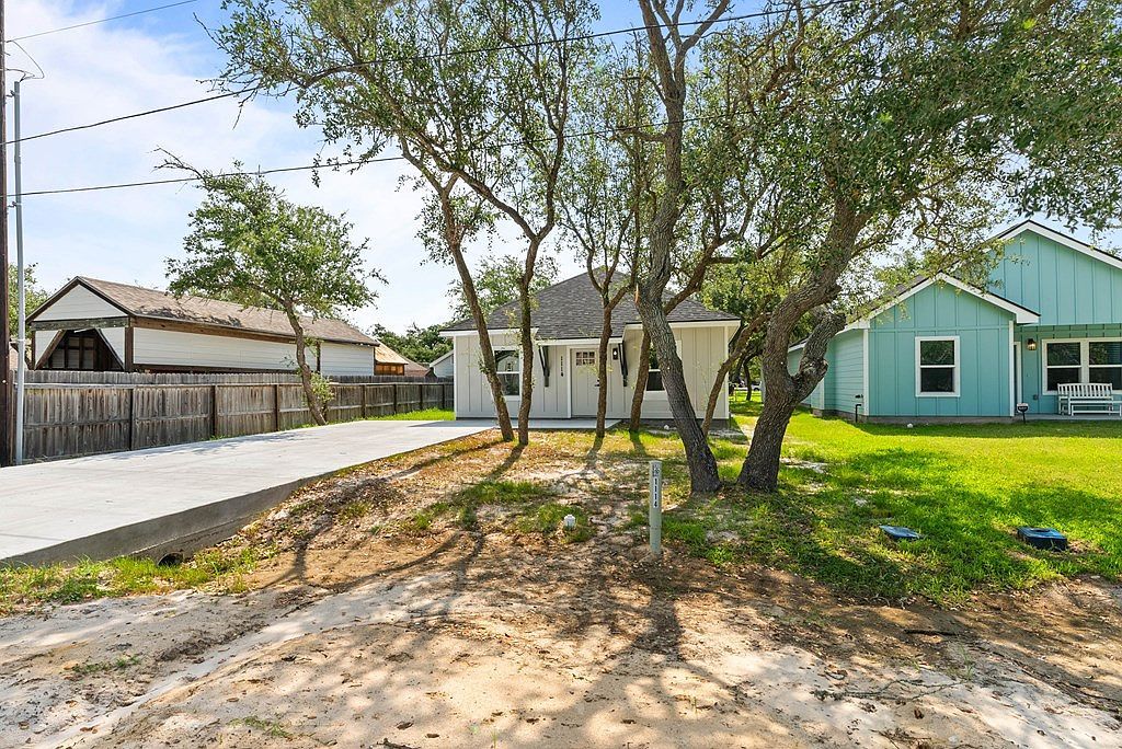 1114 N Gagon St Rockport, TX 78382 - Thumbnail 3