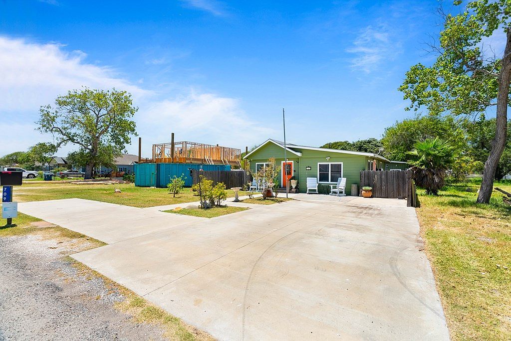 709 S Fuqua St Rockport, TX 78382 - Thumbnail 3