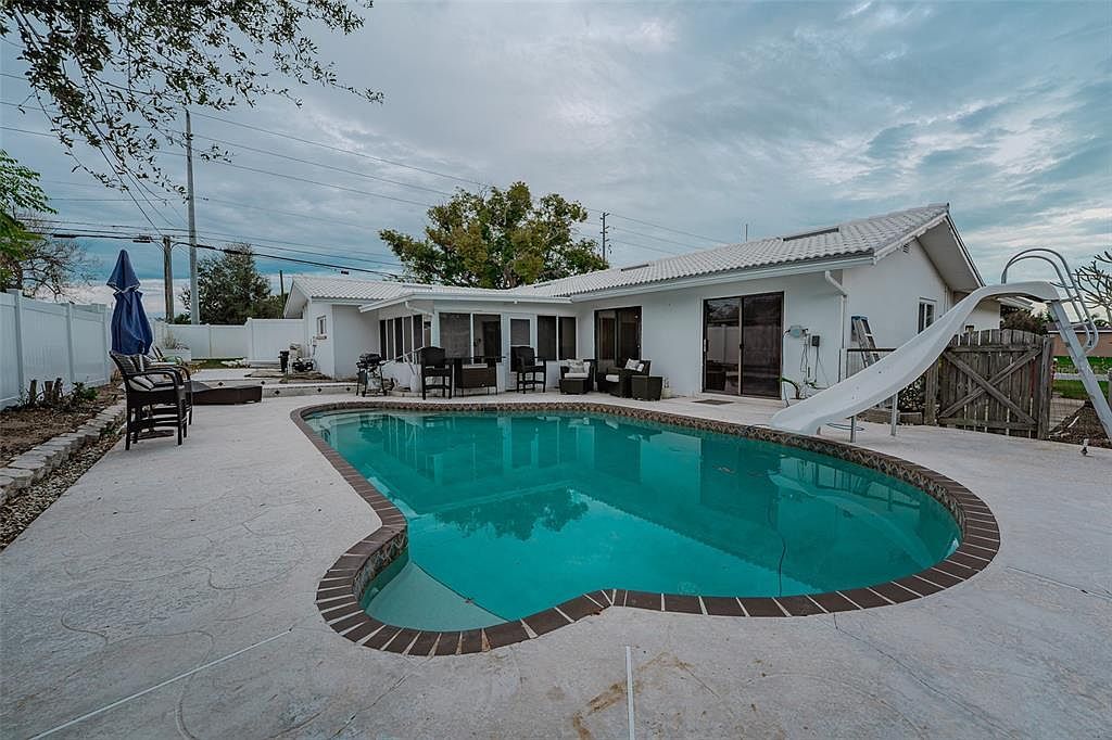 14001 Yacht Club Blvd Seminole, FL 33776 - Thumbnail 3