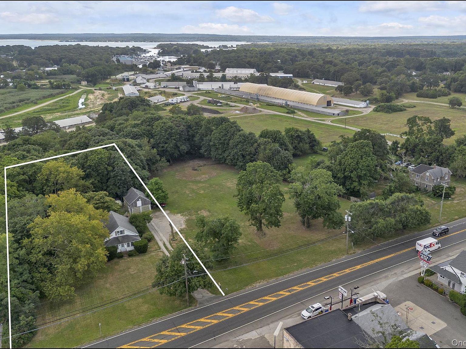 653 Main Rd Riverhead, NY 11901 - Thumbnail 3