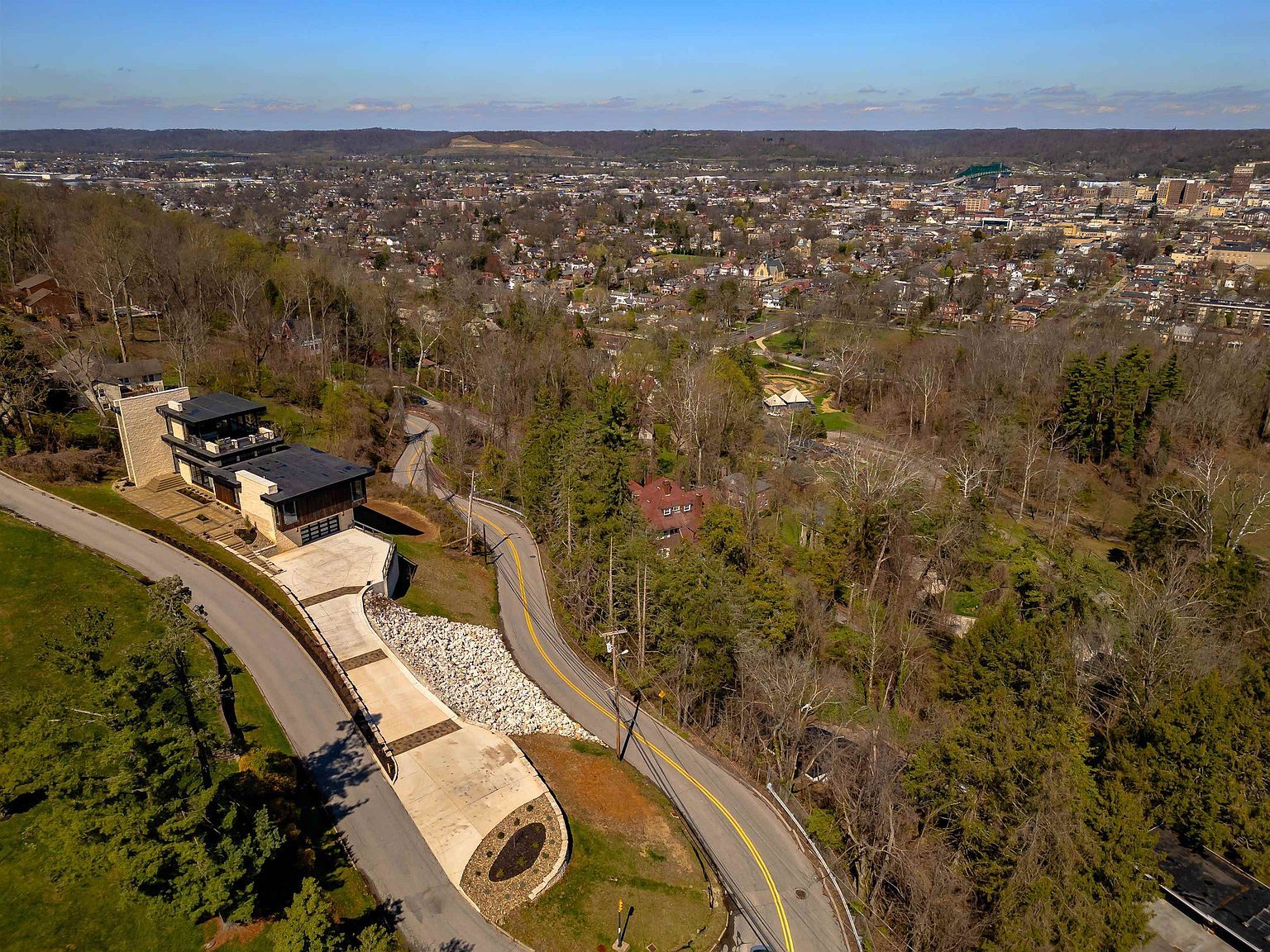 90 Ridgewood Rd Huntington, WV 25701  | Single Family