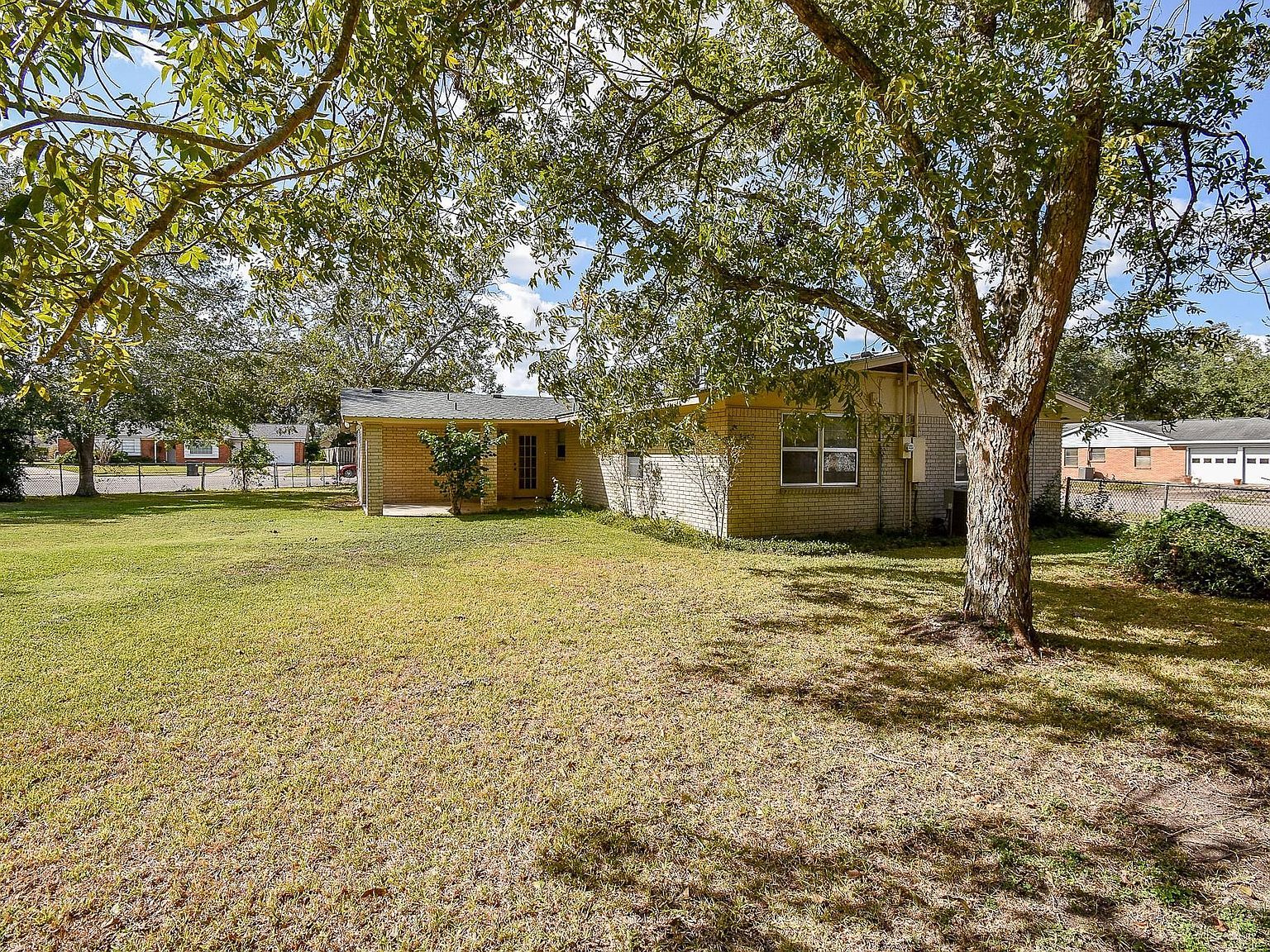 309 Town And Country Dr El Campo, TX 77437  | Single Family