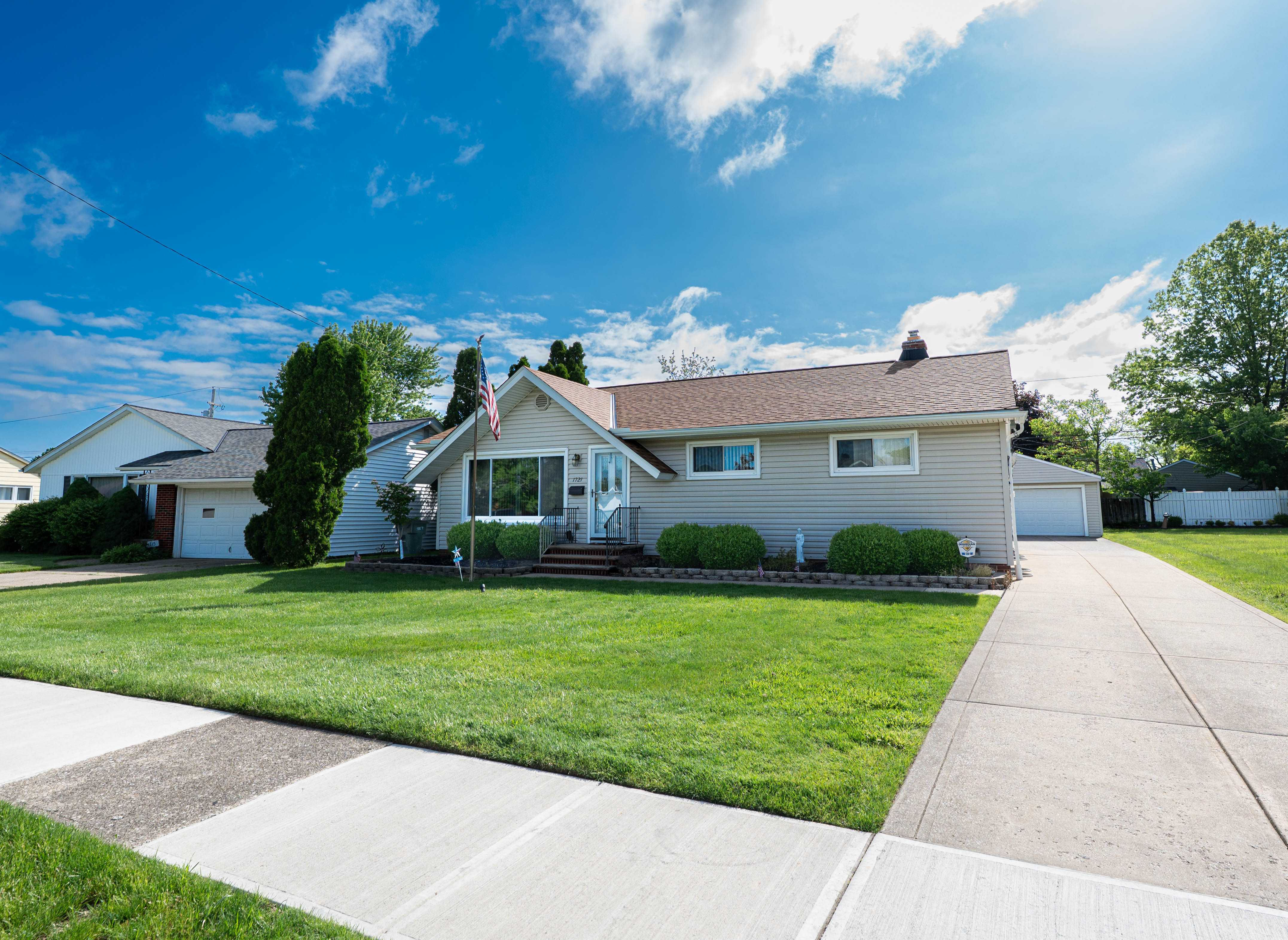 1721 Crestwood Road, Mayfield Heights, OH, USA, 44124 - Thumbnail 3