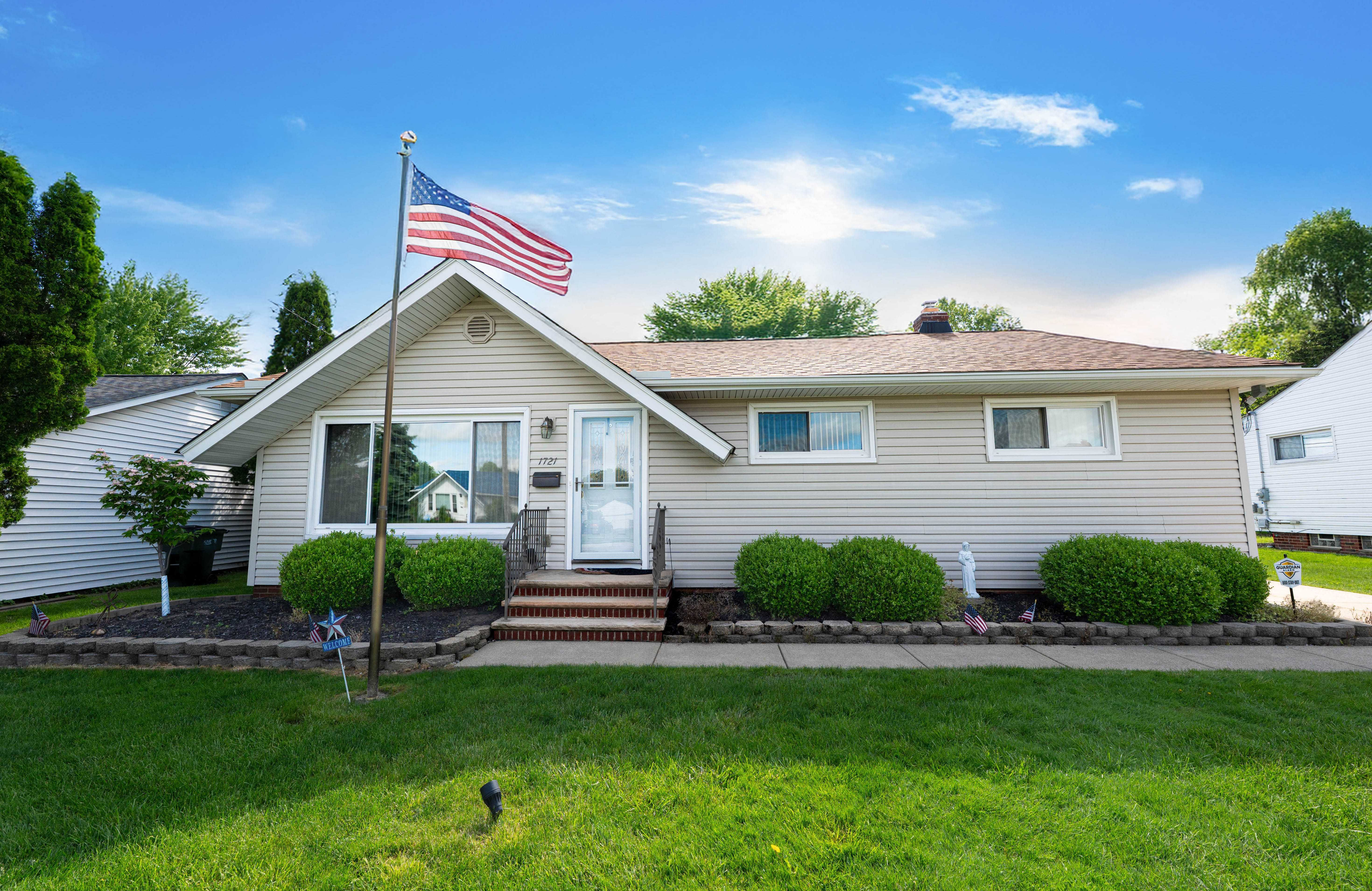 1721 Crestwood Road, Mayfield Heights, OH, USA, 44124 - Thumbnail 2