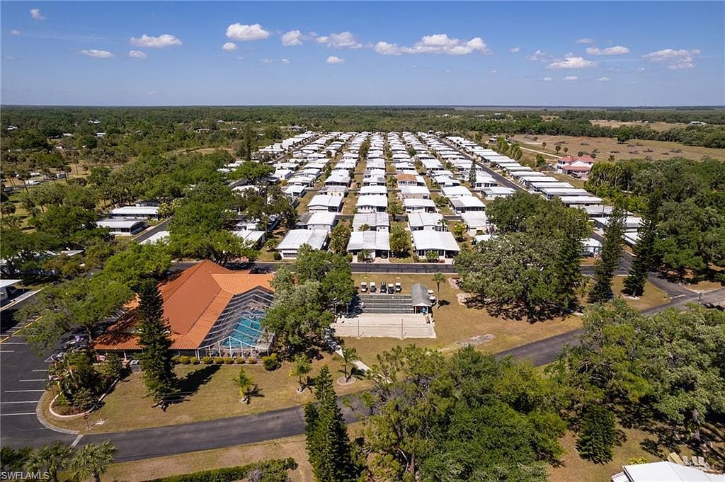 15 Ilex St Alva, FL 33920  | Condominium