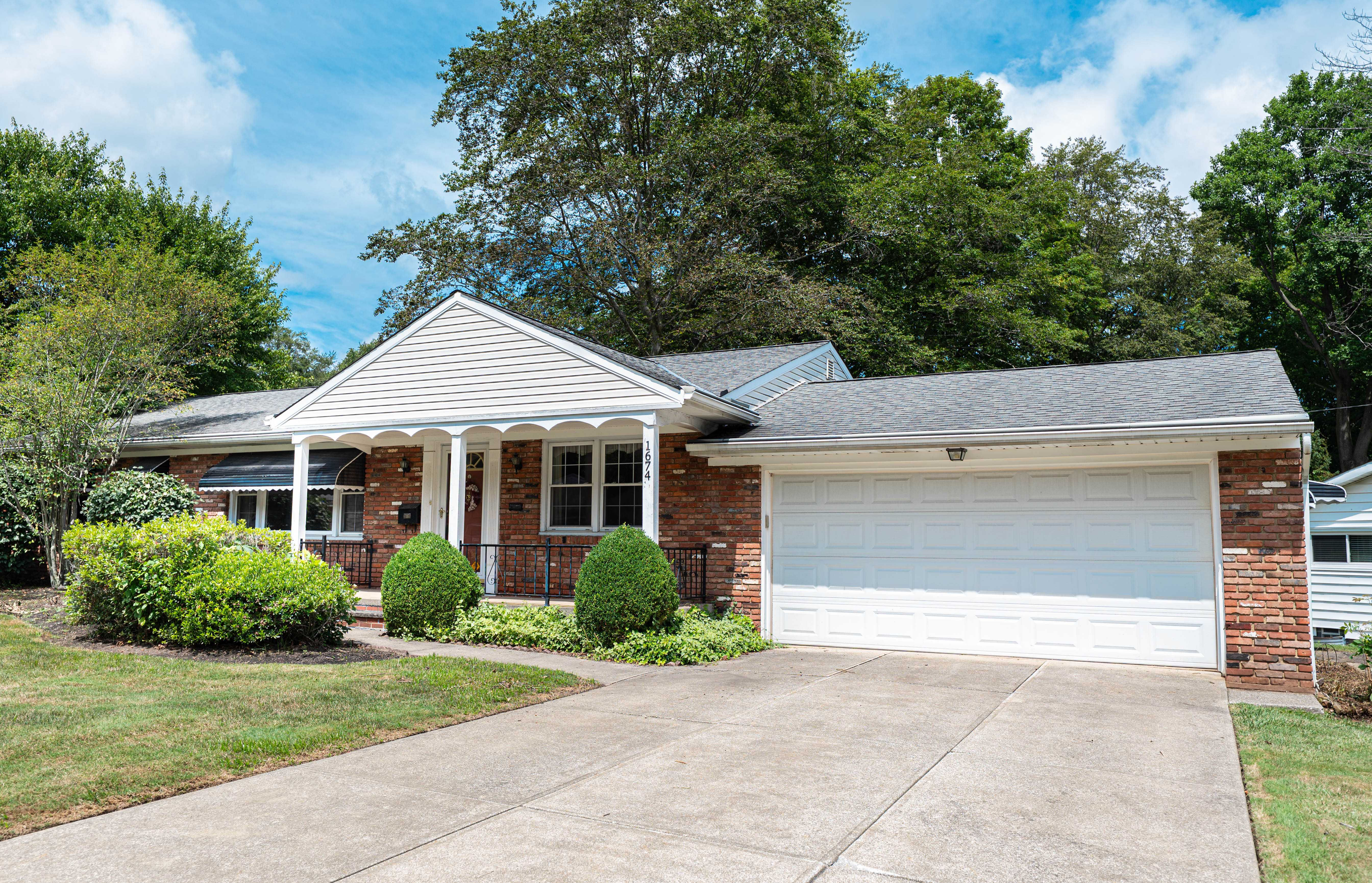 1674 Windsor Dr, Mayfield Heights, OH, 44124 - Thumbnail 2