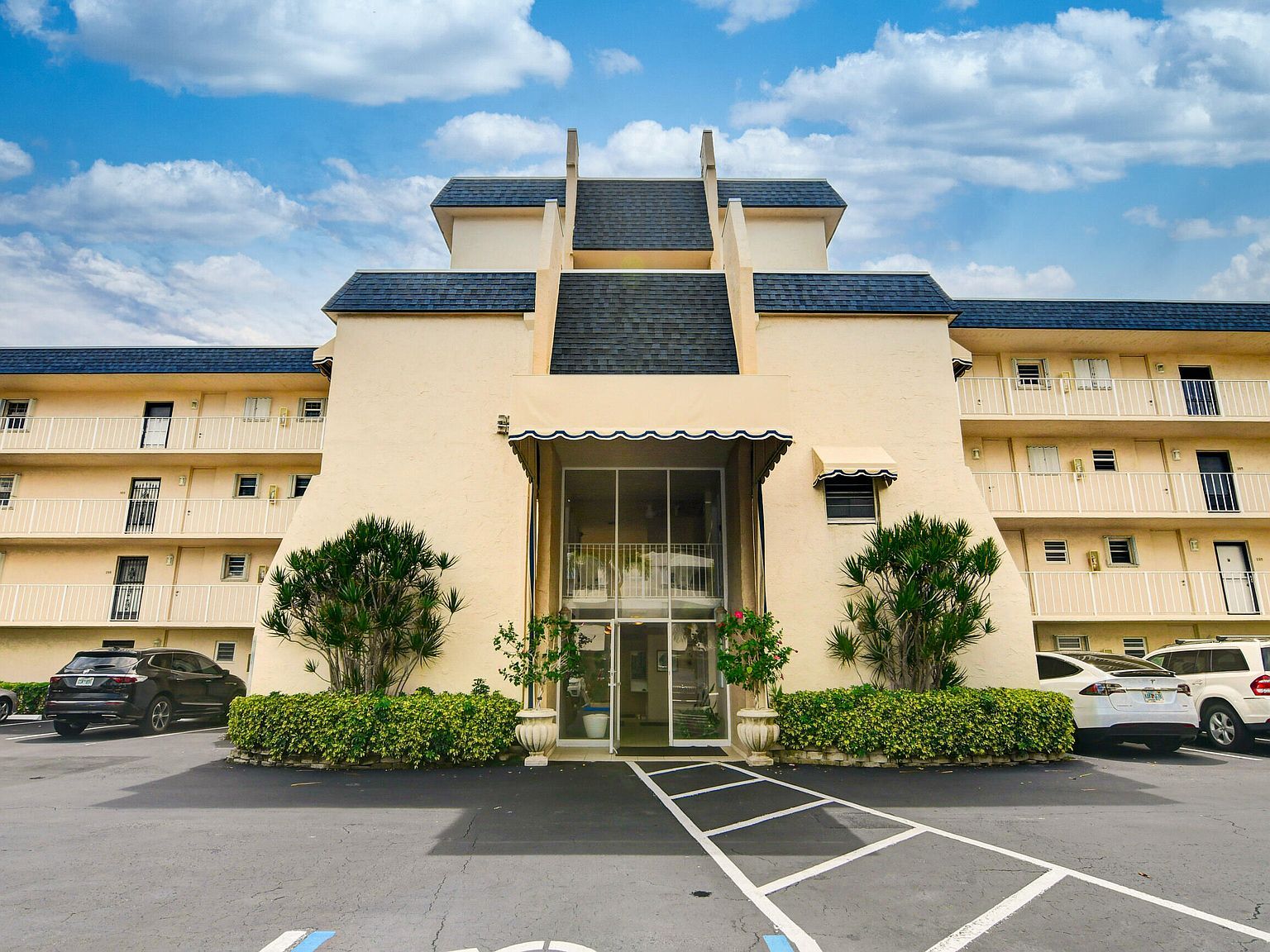 3575 S Ocean Blvd APT 205 South Palm Beach, FL 33480 | Condominium