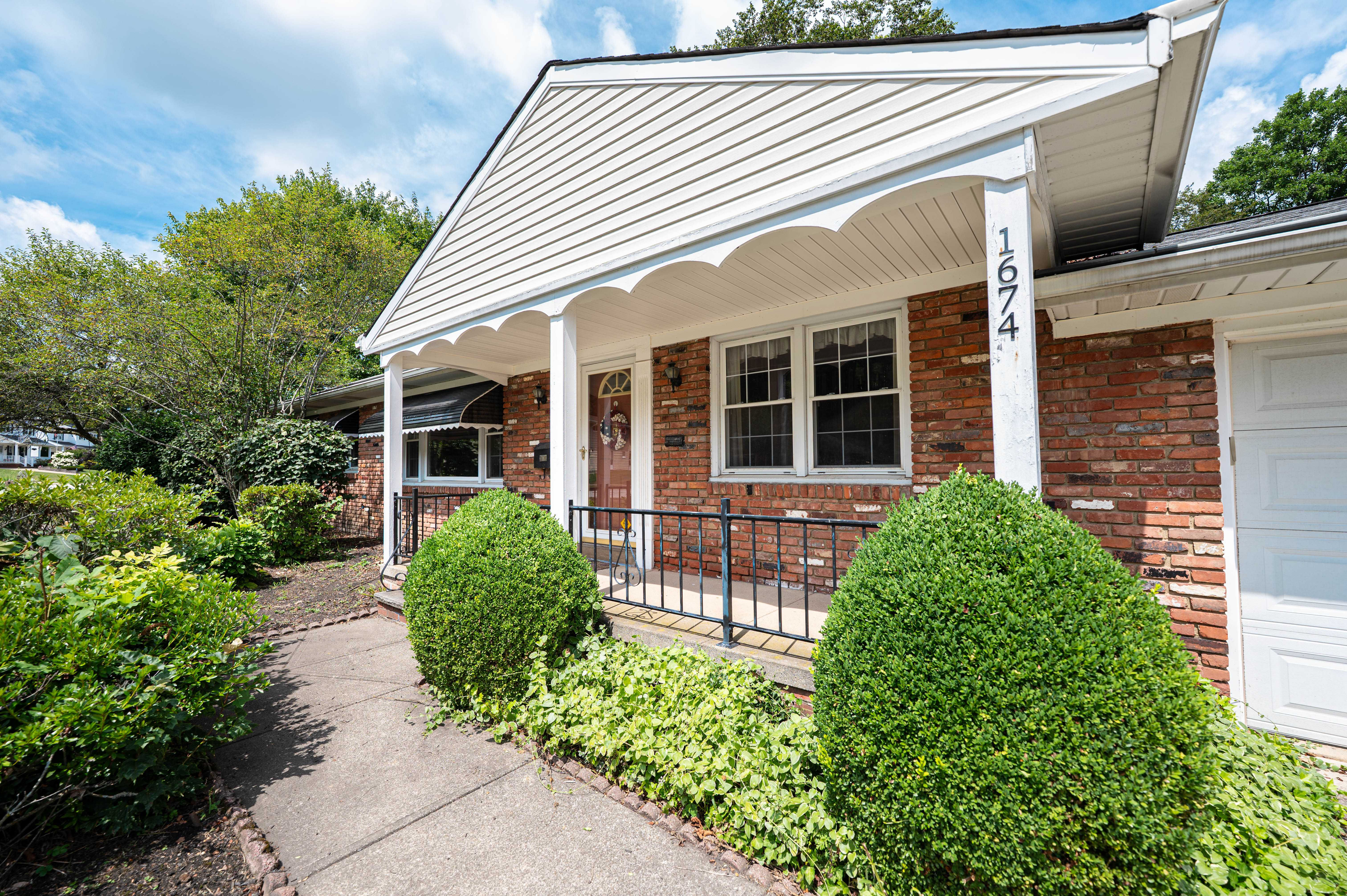 1674 Windsor Dr, Mayfield Heights, OH, 44124 - Thumbnail 3