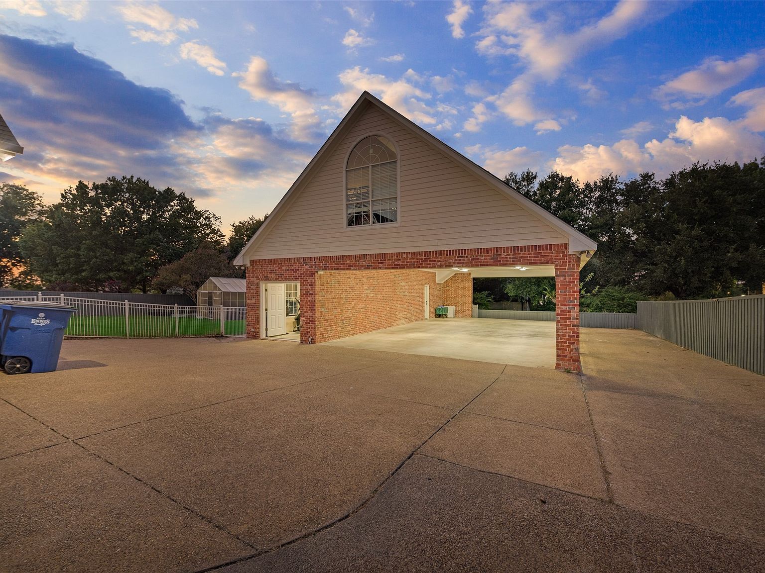 2100 Lakeridge Cir Ennis, TX 75119  | Single Family