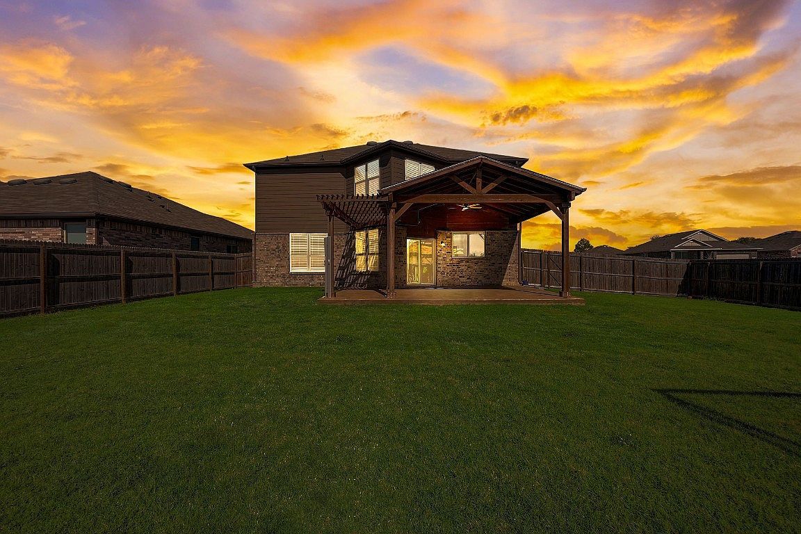 901 Ravenwood Ln Van Alstyne, TX 75495  | Single Family