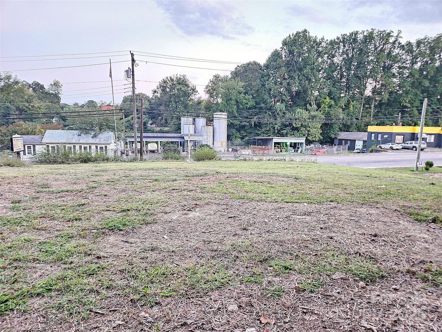 891 E Court St Marion, NC 28752 - Thumbnail 4