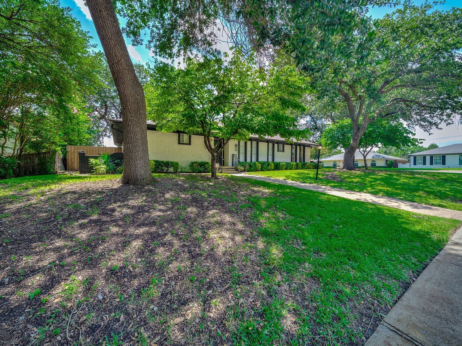 4606 Hazelhurst Ln Dallas, TX 75227 - Thumbnail 4