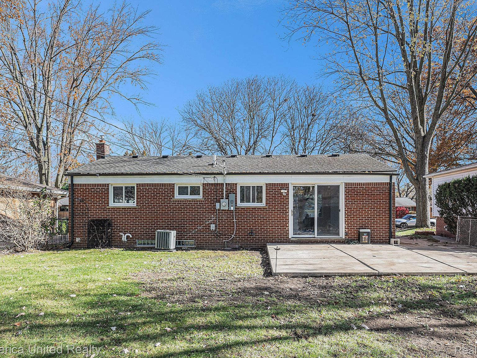 14551 Country Club Dr Livonia, MI 48154 - Thumbnail 4