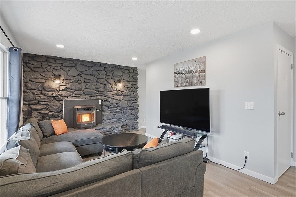 185 Davis Rd Westminster, MA 01473 - Thumbnail 4