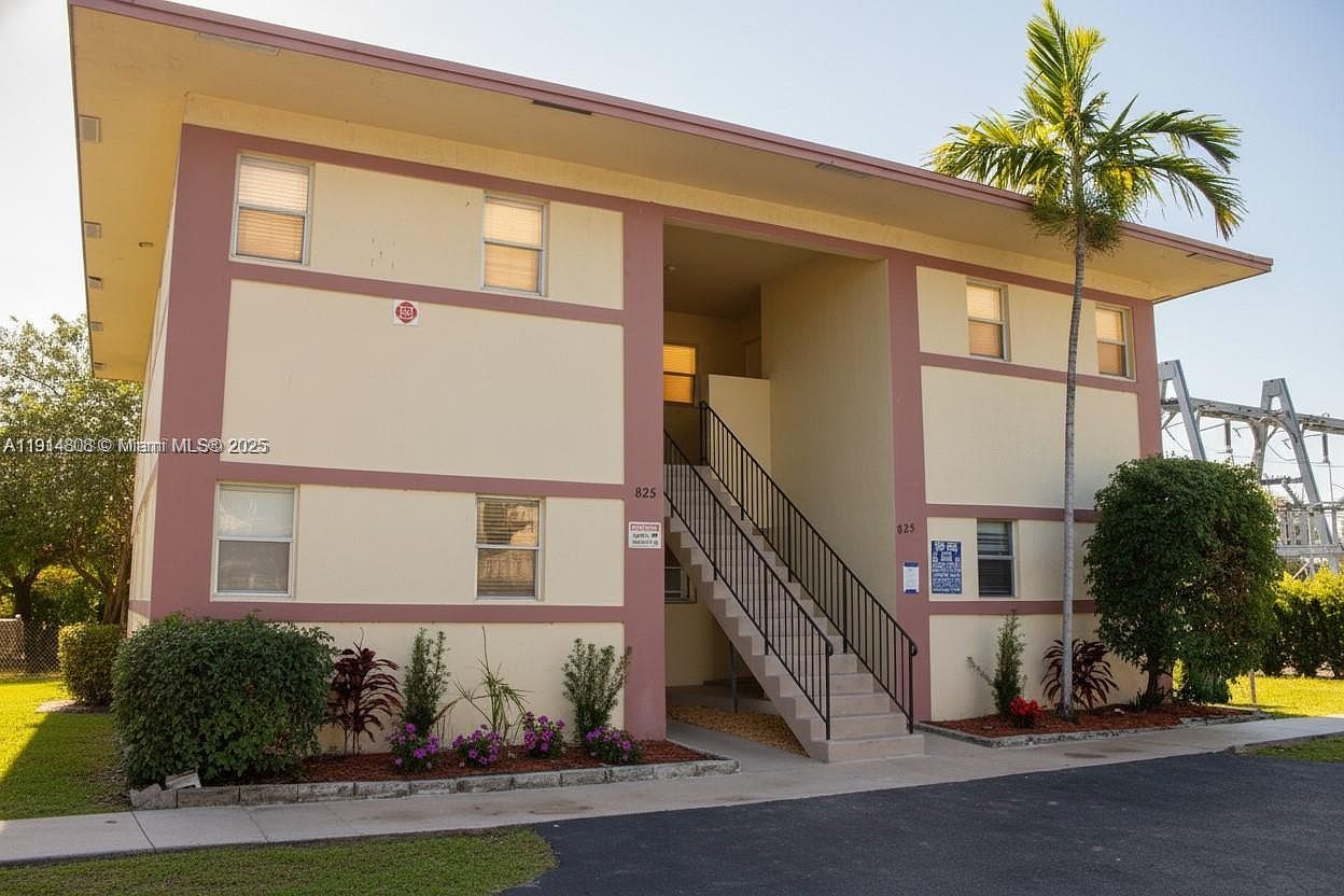 825 SW 10th St Hallandale, FL 33009 - Thumbnail 4