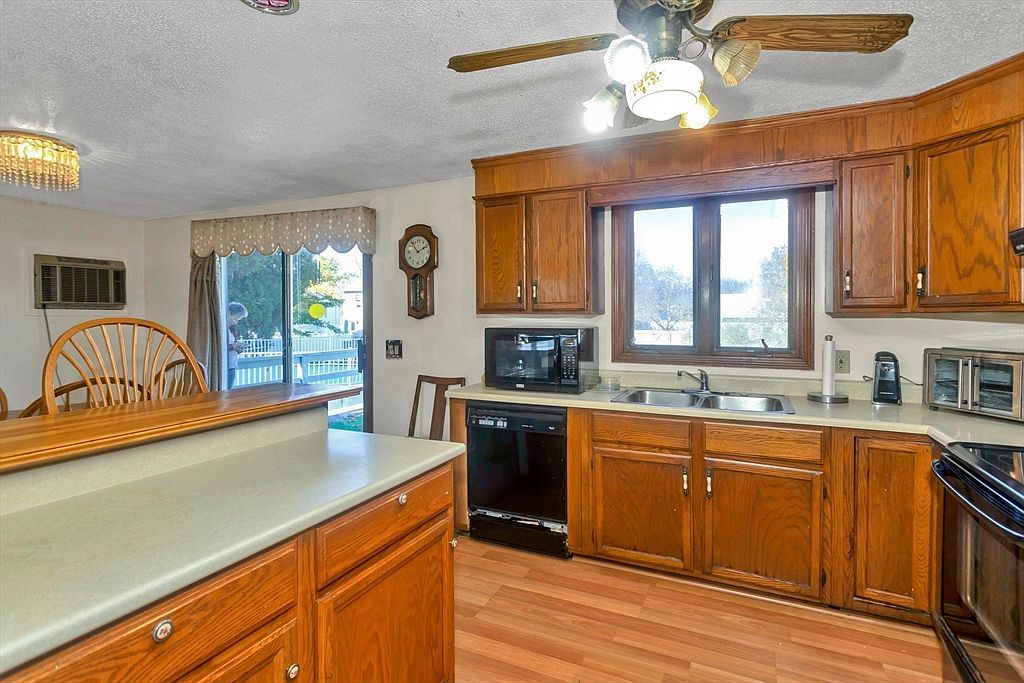 212 Poplar St Chicopee, MA 01013 - Thumbnail 4