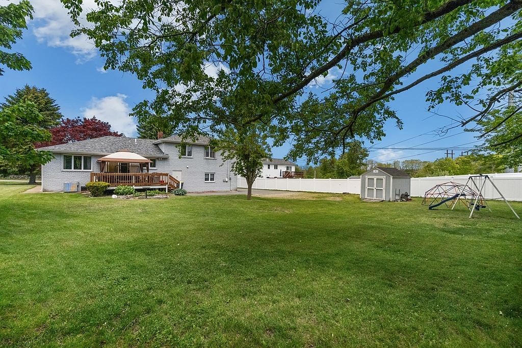 394 Lees River Ave Somerset, MA 02725 - Thumbnail 4