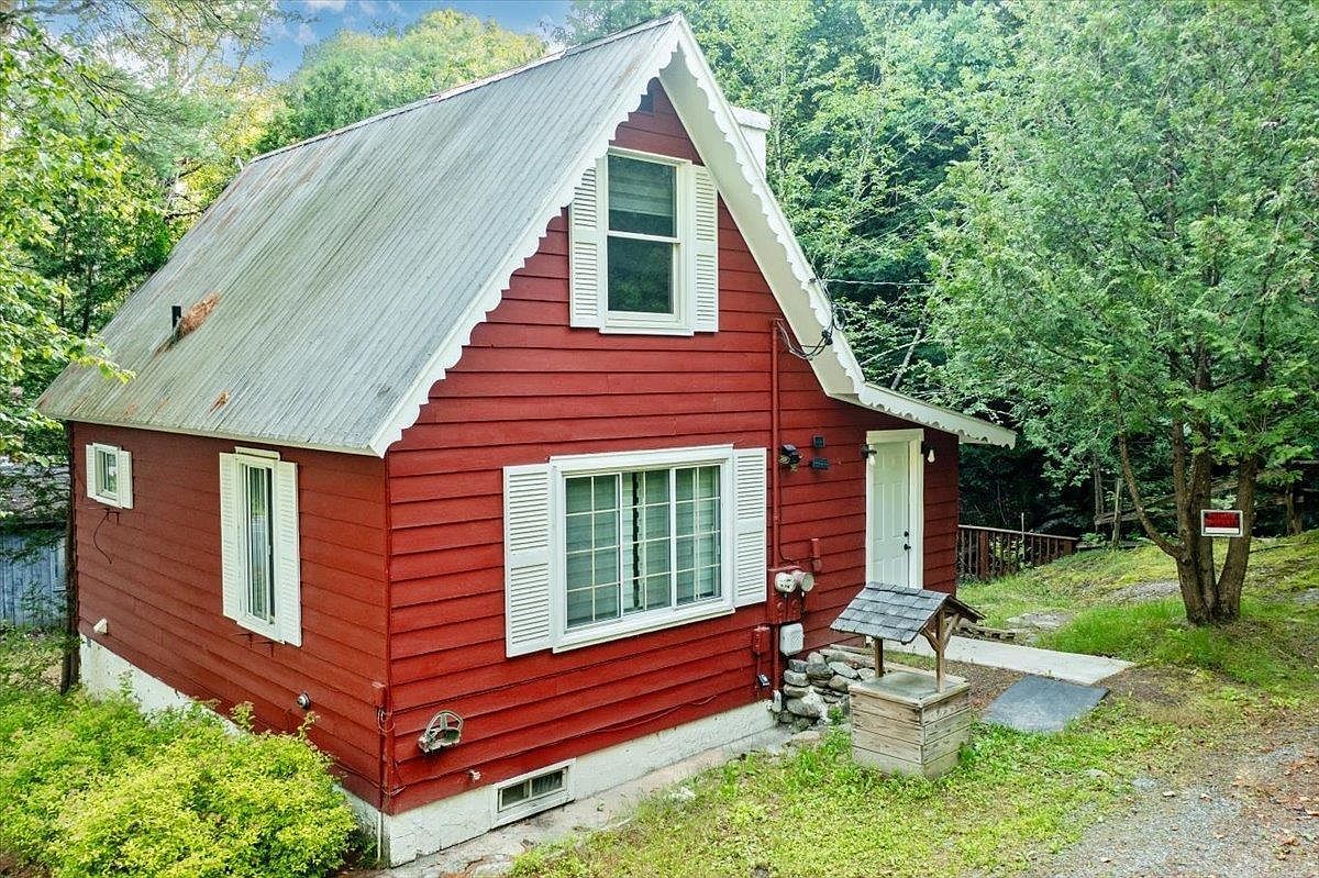 135 W Hill Rd Montgomery Center, VT 05471 - Thumbnail 4