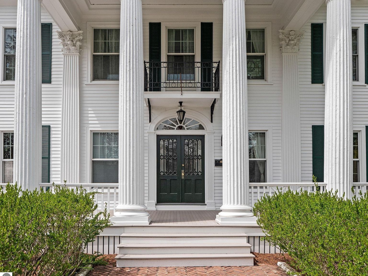 431 Michigan Ave Charlevoix, MI 49720 - Thumbnail 4