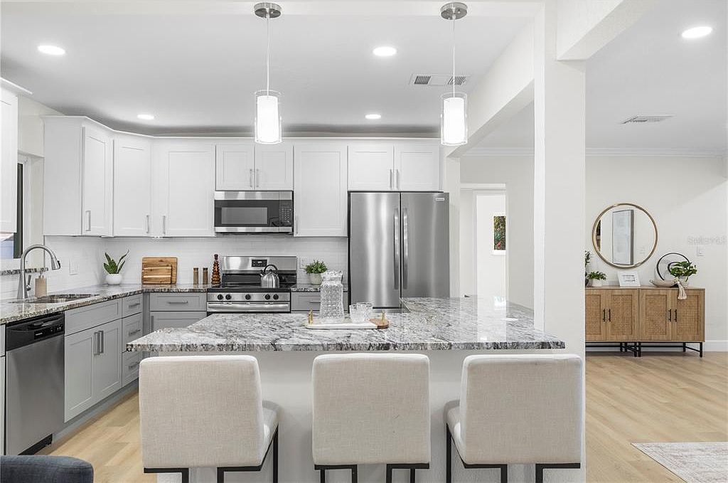 6850 7th St S Saint Petersburg, FL 33705 - Thumbnail 4