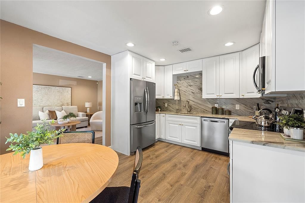 815 W Lowry Ln Tampa, FL 33604 - Thumbnail 4